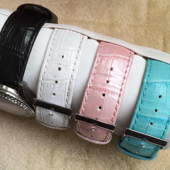 SWAROVSKI CRYSTAL Guess Watch w/ 4 GENUINE LEATHER BANDS!! - Picture 3 of 6